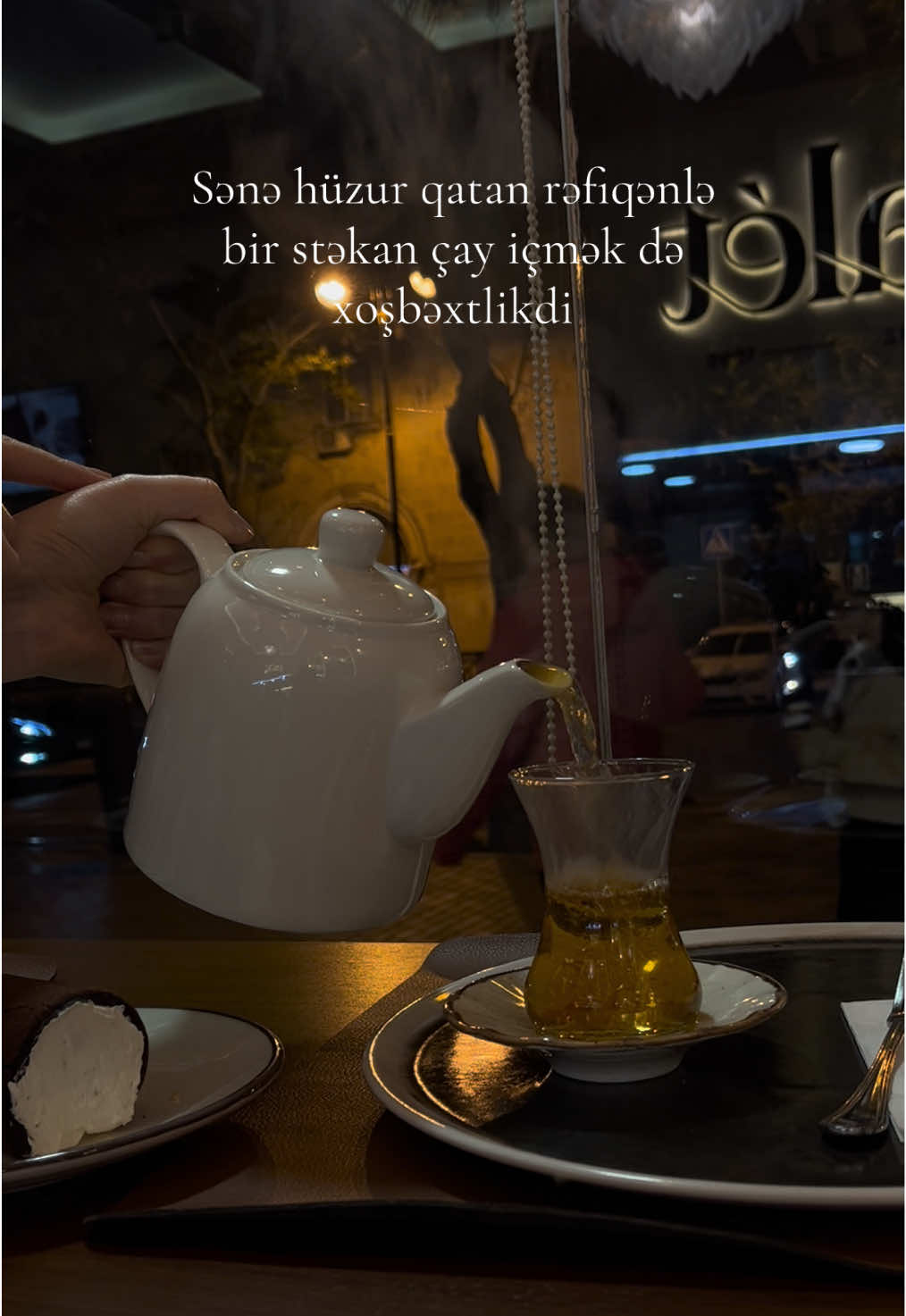 Sənə hüzur qatan rəfiqənlə bir stəkan çay içmək də xoşbəxtlikdi #dost #rəfiqə #hüzur 