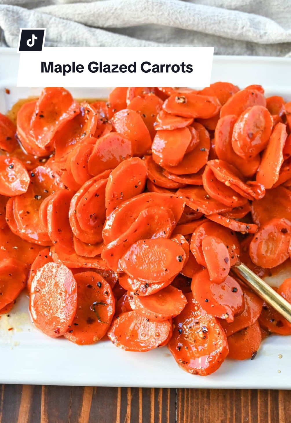 Maple Glazed Carrots are the perfect Thanksgiving side dish! Find the full recipe in my bio. #carrots #sidedish #thanksgivingsides #roastedcarrots #sides 