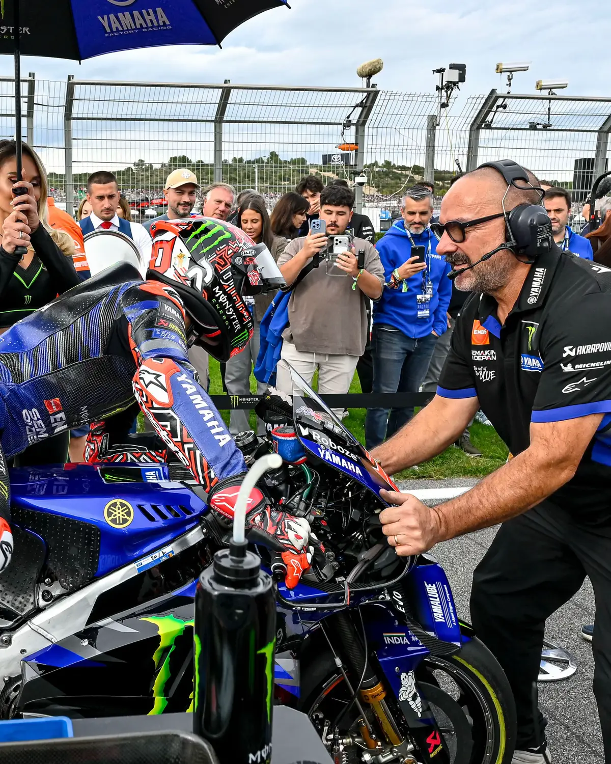 💬 @fabioquartararo20, Grand Prix of the Valencian Community - Sprint Result - 7th: “Our Sprint race was more about defending than attacking. I could attack a bit on the first few laps, especially in Turn 4 where Marco made a small mistake, and I could overtake in those moments, but from that point on I was defending. I expected less drop from the rear tyre this afternoon, but I also saw so many other people struggle with the front tyre, and that’s something we’re working on too. Let’s see tomorrow what happens when we have double the number of laps.” #MonsterYamaha | #YamahaMotoGP | #YamahaFactoryRacing | #MotoGP | #ValenciaGP
