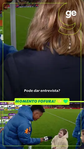 Estêvão virou repórter por um minuto! 😅💚💛 O craque da seleção brasileira pegou o microfone da repórter Júlia Guimarães e entrevistou uma garotinha na saída do campo. Mandou bem no inglês? #futebol #seleçãobrasileira #estêvão #ge
