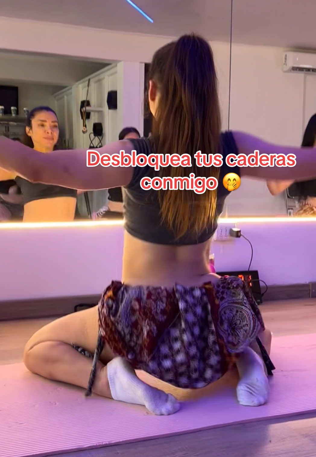 🌟 INTENSIVO ONLINE – TODOS LOS JUEVES 🌟 🕗 De 08:00 a 10:00 hrs 💻 Modalidad 100% online ¿Eres de las que siente que es tiesa? ¿Que no te sale ningún paso del video? Entonces este intensivo es exactamente para ti. Durante dos horas te voy a enseñar, paso a paso, técnicas reales para: ✨ Soltar la cadera sin forzar la espalda ✨ Alongar tu zona lumbar ✨ Ganar movilidad ✨ Entender y ejecutar cada uno de los pasos que ves en la categoría completa Es un espacio guiado, suave y progresivo, ideal para quienes parten desde cero o sienten que su cuerpo no fluye todavía. Aquí sí vas a aprender y sí te va a salir. Si quieres avanzar de verdad y dejar de sentirte rígida, este intensivo te va a cambiar todo. 💕