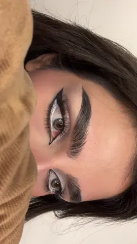 رسمة الايلاينر الوحيده اللي تناسب العين المبطنه 🤎 to widen hooded eyes العدسه من @vie🪞élégance اسمها بلو 