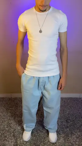 🔥 Estilo e conforto em dobro! 👕 Kit com 2 camisetas Slim Fit que combinam com tudo.