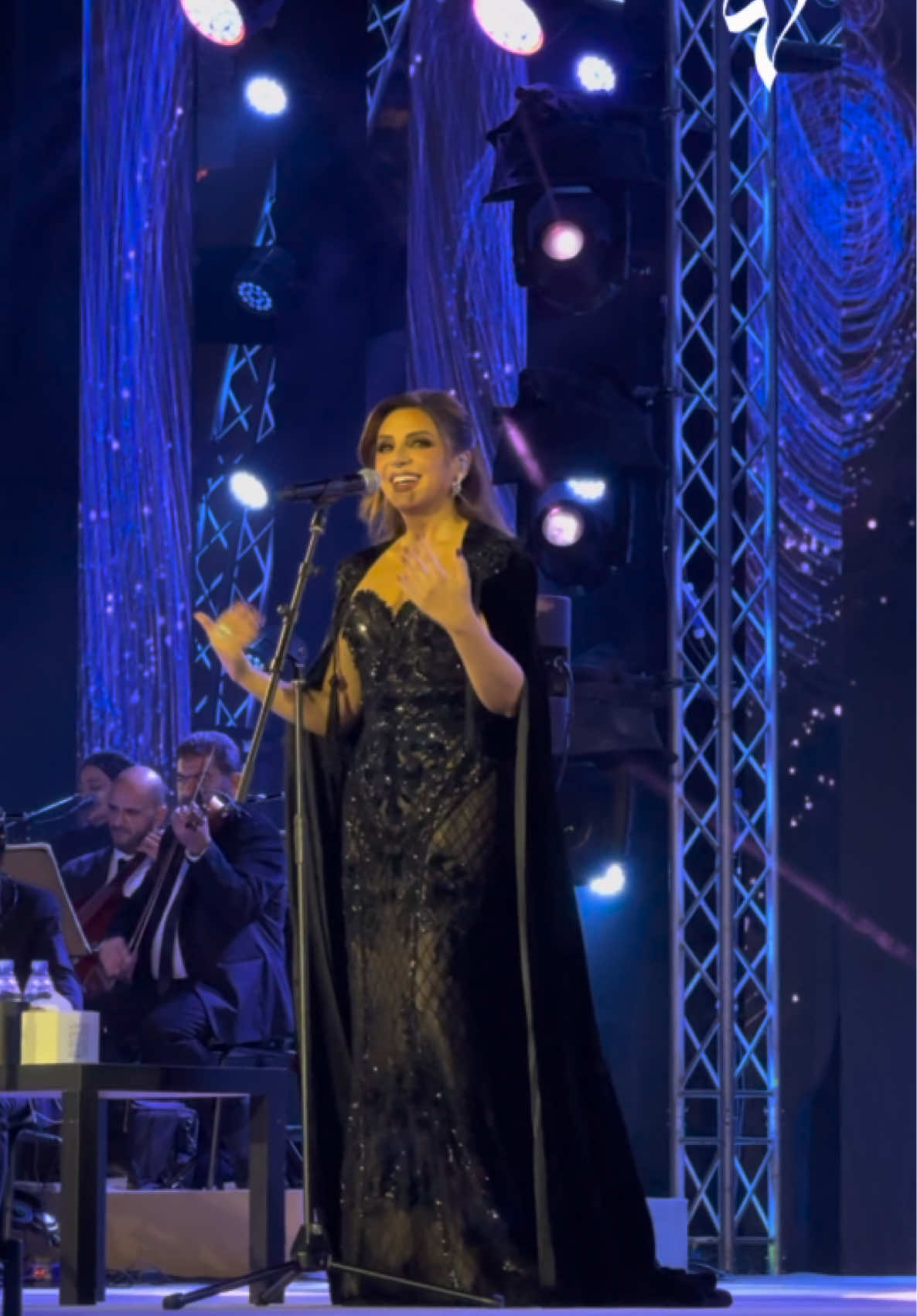 أنغام في خورفكان… صوت يأسر الجمهور وحفل يفوق التوقعات وسط تفاعل كبير في حفل سولد اوت.  #اساميك_الكتيره #انغام #انغام_عشق_لاينتهي #أنغامي #خورفكان  @anghamofficial @Khorfakkanamphitheatre 