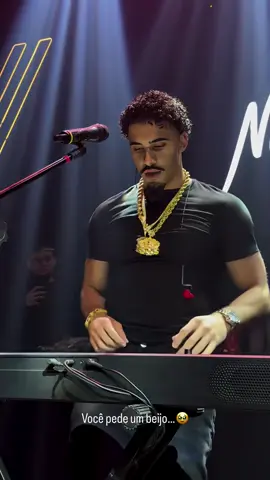 Você pede um beijo…🥹