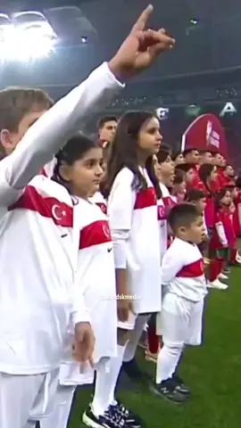 Bursa’da Bulgaristan ile karşılaşan A Milli Takım’ın seremonisinde bulunan çocuklardan birinin zafer işareti yapması, sosyal medyada gündem oldu.