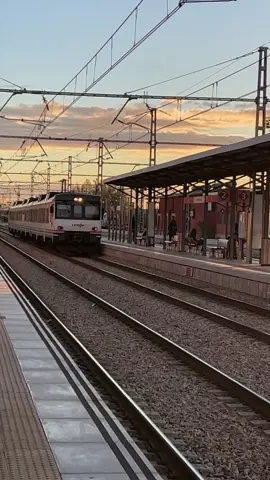 592.220R a su paso por Silla, en el que realizaba en aquellos tiempos, el Regional directo entre Alcoy y València Nord. (16/12/22 )