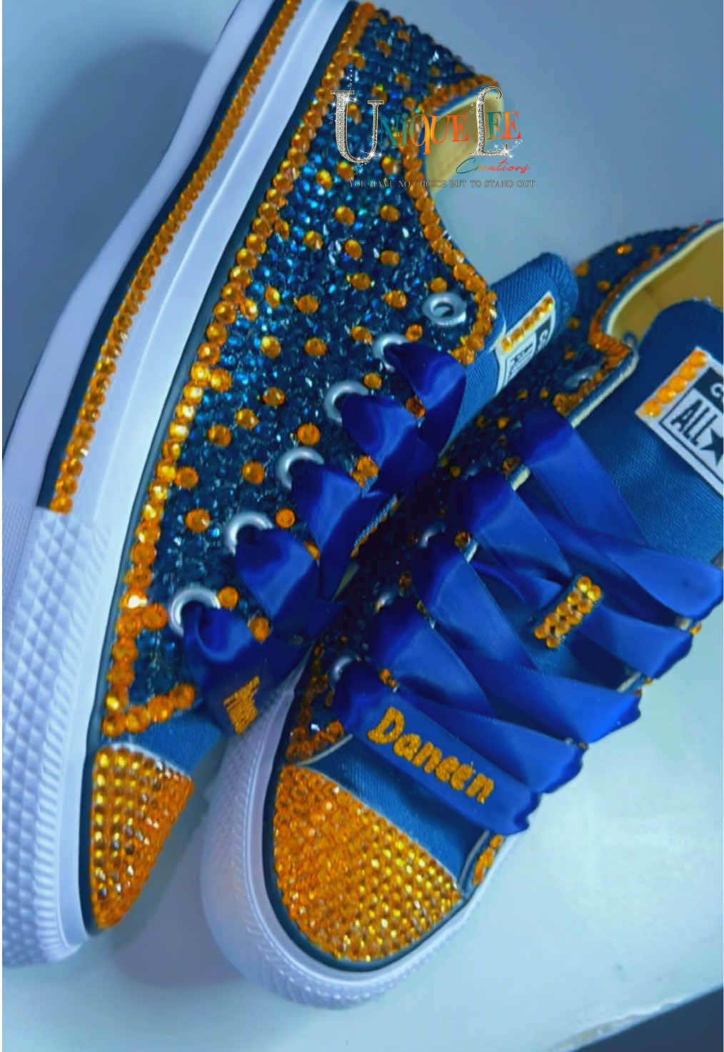 These navy blue & gold are really outstanding . In person is the besttt💙💛 #blingshoes #customshoelaces #converse  #blingconverse 