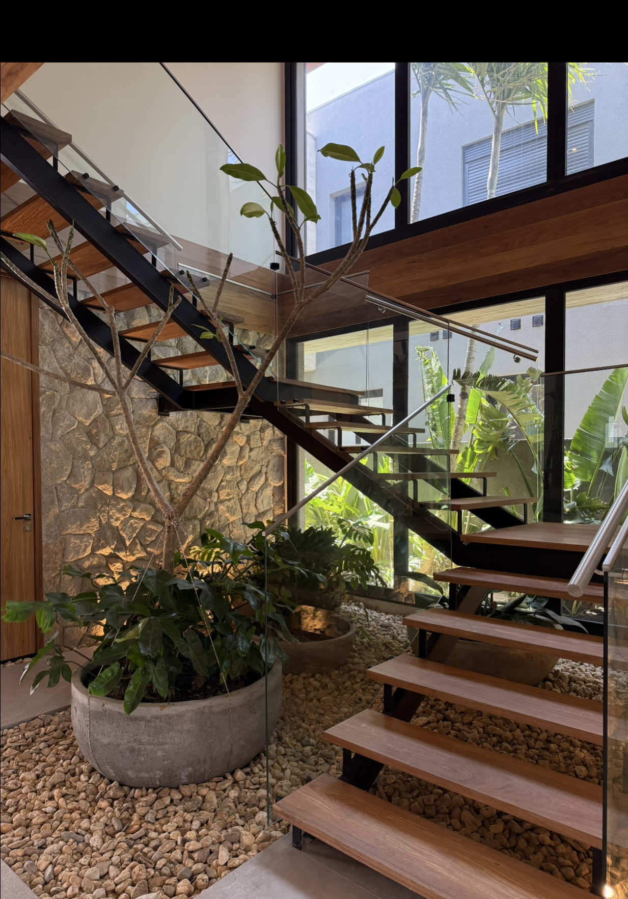 ✨ LUXO, EXCLUSIVIDADE E ALTO PADRÃO EM UM SÓ LUGAR ✨ No condomínio fechado Sense, em Xangri-Lá, apresento um dos sobrados mais sofisticados e exclusivos já construídos no litoral gaúcho — um projeto que combina arquitetura contemporânea, peças assinadas e materiais nobres em cada detalhe. —————————————— 🏡 Sobrado de alto padrão com peças e marcas renomadas Assinado por: Todeschini, Ambidestro, Sérgio Rodrigues e Estúdio Bola. Ambientes que impressionam desde o primeiro olhar: 🍽️ Mesa de Jantar Concrete – Estúdio Bola 	•	Medidas: 3,00 x 1,20 x 0,76 	•	Acabamento: Lâmina Natural 	•	Design autoral e presença marcante na área social 🛋️ Sofá Algodão – Ovo 	•	Medidas: 3,08 x 1,03 x 0,94 	•	Revestimento: Tecido TR 	•	Estrutura: Aço carbono pintado 	•	Conforto e estética em nível internacional 🪑 Poltrona e Banqueta Mole – Sérgio Rodrigues 	•	Revestimento: Couro natural envelhecido 	•	Estrutura em Tauari 	•	Peças icônicas que levam o nome do maior designer brasileiro —————————————— ✨ Características do imóvel: 	•	05 amplas suítes, sendo uma térrea 	•	Escadaria e portas em louro freijó 	•	Cozinha fechada com acabamento em Silestone 	•	Banheiros também revestidos em Silestone 	•	Piscina com pedra natural tailandesa 	•	Deck em madeira nobre 	•	Aberturas minimalistas em PVC 	•	Abrigo para 2 carros 	•	Paisagismo exuberante e detalhes em pedras naturais 	•	Mobiliado, decorado e com peças exclusivas de design autoral —————————————— 🏠 Uma das casas mais exclusivas do Condomínio Sense. Perfeita para quem busca sofisticação, assinatura, privacidade e um estilo de vida elevado. —————————————— 💰 Valor: R$ 11.000.000,00 📌 Estudamos propostas #vendas #luxury #luxo #condominiofechado #xangrila 