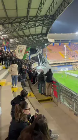 L’entrata goliardica della ternana ultras🌹#forzaternana #ternana #terni #ultrasternana #ascolipiceno 