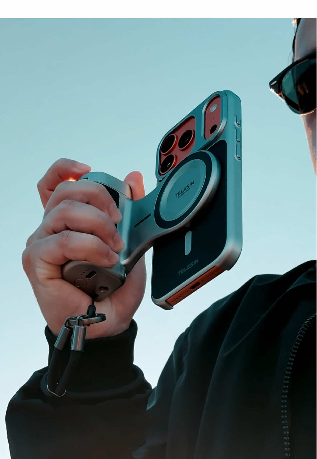 Transforma tu iPhone 17 Pro series en una cámara más profesional 📸  El TELESIN Master Grip te ofrece agarre ergonómico, batería MagSafe de 3,200 mAh, enfriamiento con grafeno y controles con dial más disparador Bluetooth 🔥  🔗 Es tiempo de actuar, te dejo el link en mi descripción 👀 @TELESIN_Official  #telesin #telesinmastergrip #iphone17pro #iphoneaccessories 