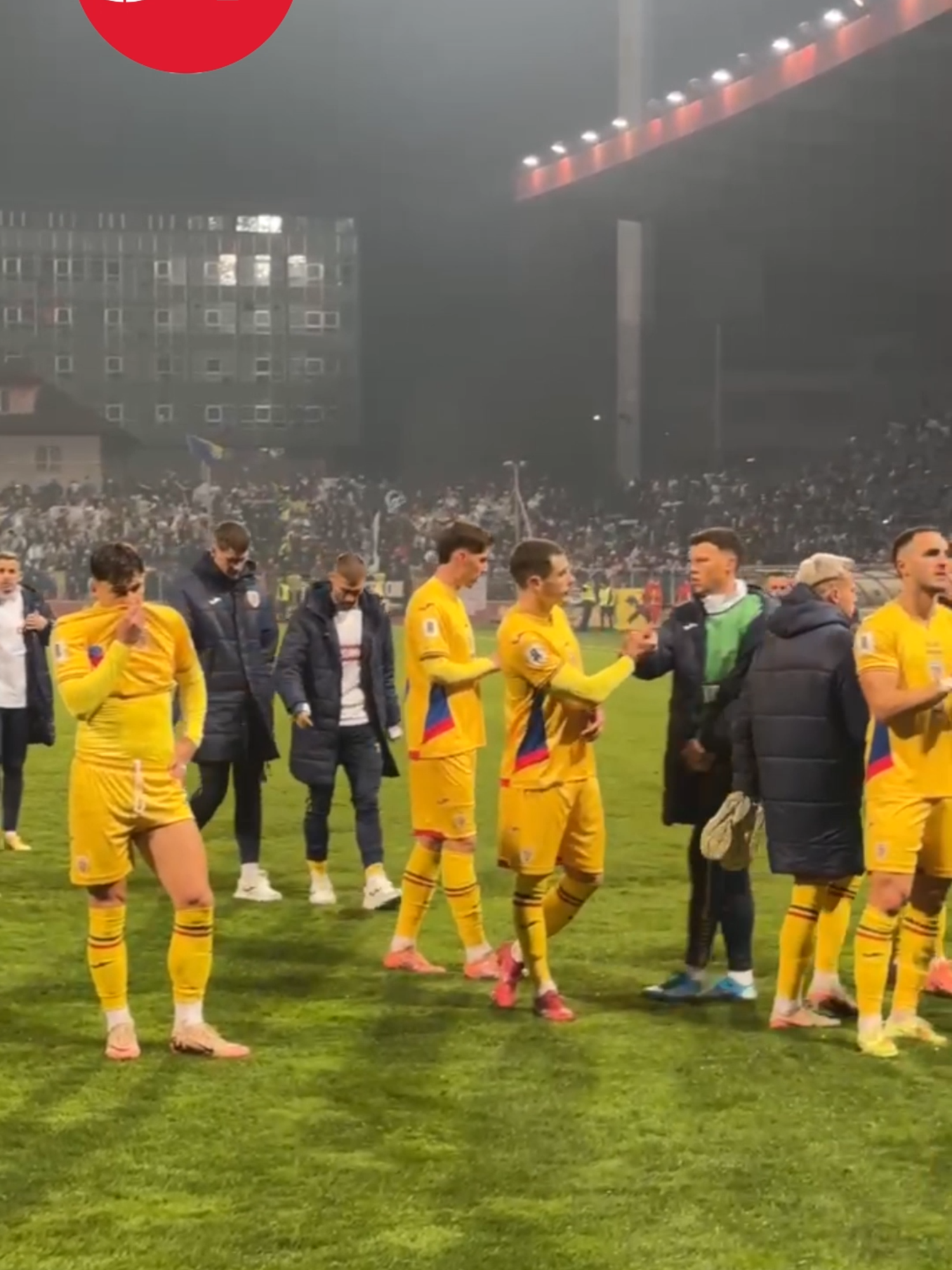 Imaginile dezastrului de la Zenica » Tricolorii au mers în fața suporterilor care i-au aplaudat în ciuda eșecului cu Bosnia #gsp #romania #bosnia ► Abonează-te la canalul nostru 🔔 http://bit.ly/2kP3Ws0  👁‍🗨 Urmărește-ne și pe: ✅ Site - https://www.gsp.ro ✅ Facebook -   / gazetasporturilor   ✅ Instagram -   / gsp.ro   💬 Contactează-ne aici: gazeta@gsp.ro 🏆 Gazeta Sporturilor / GSP.ro – cel mai bun site de sport din România