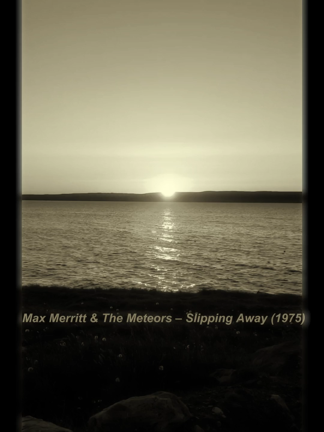 🎞️ Slipping Away – Max Merritt & The Meteors Quando o tempo escapa entre os dedos, é no coração que guardamos o que realmente importa… e certas canções nos lembram do que jamais deveria ser esquecido. 🌅💔 🎧 Max Merritt & The Meteors – Slipping Away (1975) #SlippingAway #MaxMerritt #MusicaNostalgica #Anos70 #ClassicHits #Cinematografia #TikTokRetro #LoveSongs #SoulfulMoments #OldButGold
