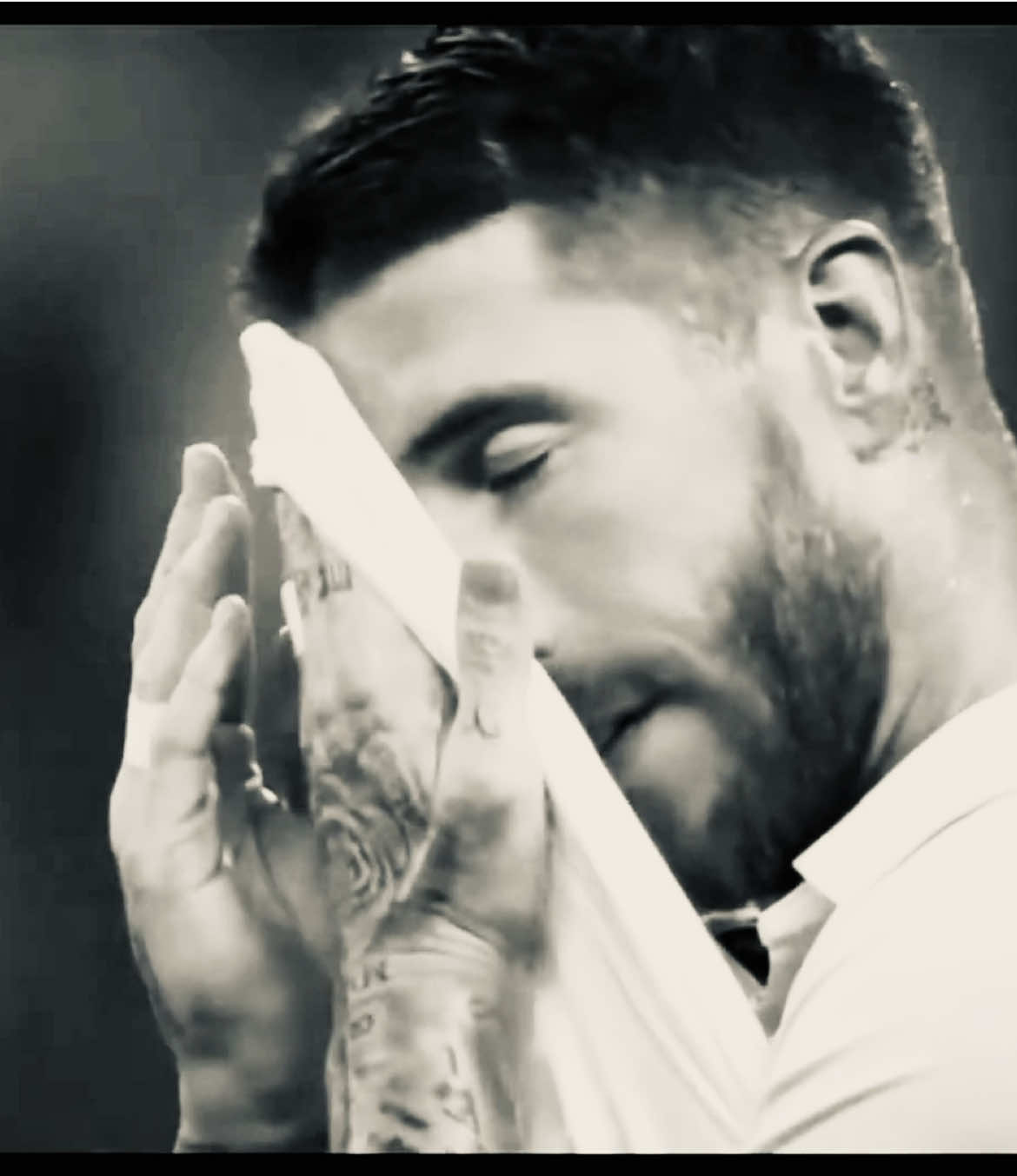 إنَّ الهَوى في القَلب نارٌ تغتَلي ‏والشَّوقُ في الأعمَاقِ يَحرِقُ أعظُمي ‏والرُوحُ دونَكِ لا تُفيقُ فتَرتَجي ‏أملاً بهِ تَحيا، رجوتكِ فارحمَي ‏إن تقبَلي حُبي فقُربُكِ جَنَّتي ‏أو تَرفُضي قُربي فَتِلْكَ جَهنَّمي #sergioramos #fyp #foryou #foryoupage #viral 