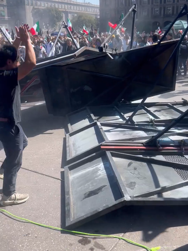 🇲🇽 | Protestas en México La generación Z celebran saltando y ondeando banderas mexicanas, el derribo de los muros colocados por el gobierno en el palacio presidencial. #mexico🇲🇽 #mexico #generacionz #claudiasheimbaum #AHORA 