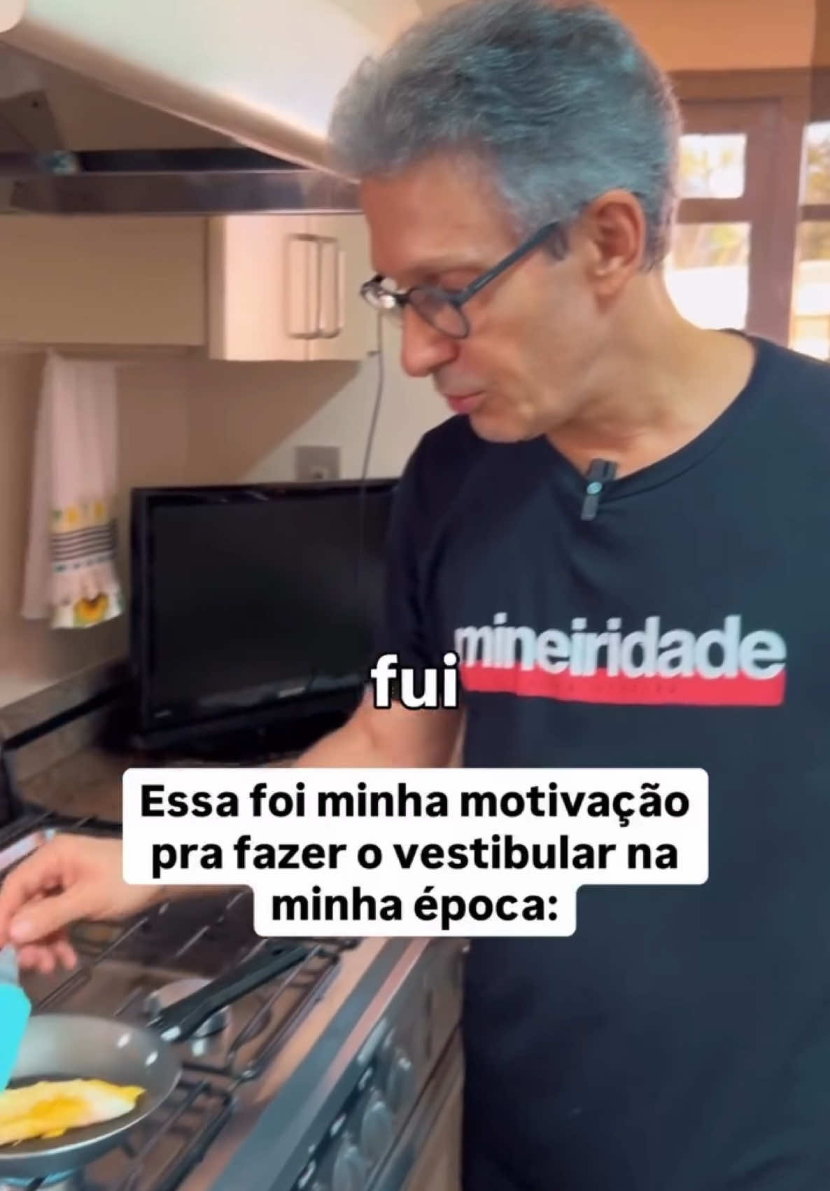 Amanhã é o segundo dia da prova do Enem, e eu te conto nesse vídeo como eu encontrei motivação pra estudar na minha época. Nunca fui um aluno brilhante, só entendi que os meus resultados seriam do mesmo tamanho da dedicação que eu entregasse aos estudos. E assim foi. Por isso hoje eu quero deixar de recado aos alunos mineiros o mesmo que sempre falei aos meus filhos: 0 estudo não resolve tudo na vida, mas sem ele a gente não resolve nada. Que Deus ilumine a prova de cada um dos alunos. Estarei na torcida!
