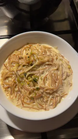 كل بيتنا يعشقها😋😍 سمنه حمست بها الشعيرية وحطيت حليب وسكر ورشه زعفران وقرفه وقشطه قيمر قبل ماتستوي#شعيرية #طبخ #طبخات_سهلة #وصفات #اكسبلور 