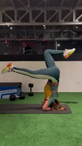 🤸‍♀️ mastering the headstand   #fyp #كريستال_توما #foryouuuuuuuuuuuuu 