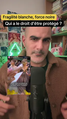 On a tous vu passer la séquence de Wicked à Singapour. Un homme qui franchit la barrière, Ariana qui se fige et Cynthia qui se jette pour la protéger. Un geste magnifique mais qui raconte aussi autre chose. L’intrusion masculine dans l’intimité féminine, la mémoire traumatique qui remonte et surtout le rôle de « force » qu’on colle trop souvent aux femmes noires. Derrière l’edit héroïque, il y a une histoire plus vaste : la manière dont nos sociétés distribuent la vulnérabilité. #wicked #singapour #arianagrande #cynthiaerivo #blackfemininity 