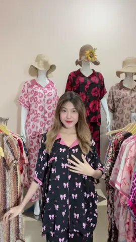 Join live sekarang yuk bunn, one set Dara premium modelnya lucu lucu😍‼️‼️#piyamarayon #onesetrayon #onesetjumbo #piyamajumbo #onesetmurah 