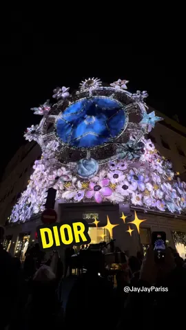 Magnifique décoration de Noël à Paris chez @Dior ✨💫 #dior #decoration #feerique #christiandior #christmas 