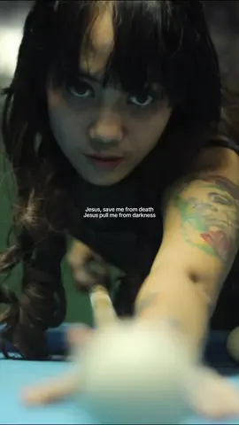 I was once surrounded by darkness, drowning in everything that was slowly killing me. But grace found me there — in the chaos, in the fear, in the silence. Jesus didn’t just save me… He taught me how to live again. How to fall in love again and again — with peace, with hope, and with Him. 🤍 🎬 @pinterest #JesusSavedMe #FromDarknessToLight #FaithJourney #GraceStory #BeforeJesusAfterJesus 