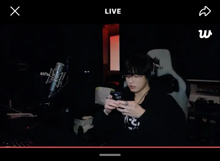 nuestro jungkook está live💜❤️dando su mini concierto 😁💜❤️❤️💜💜💜#bitgith_bts_oficial #jungkook #💜💜💜 