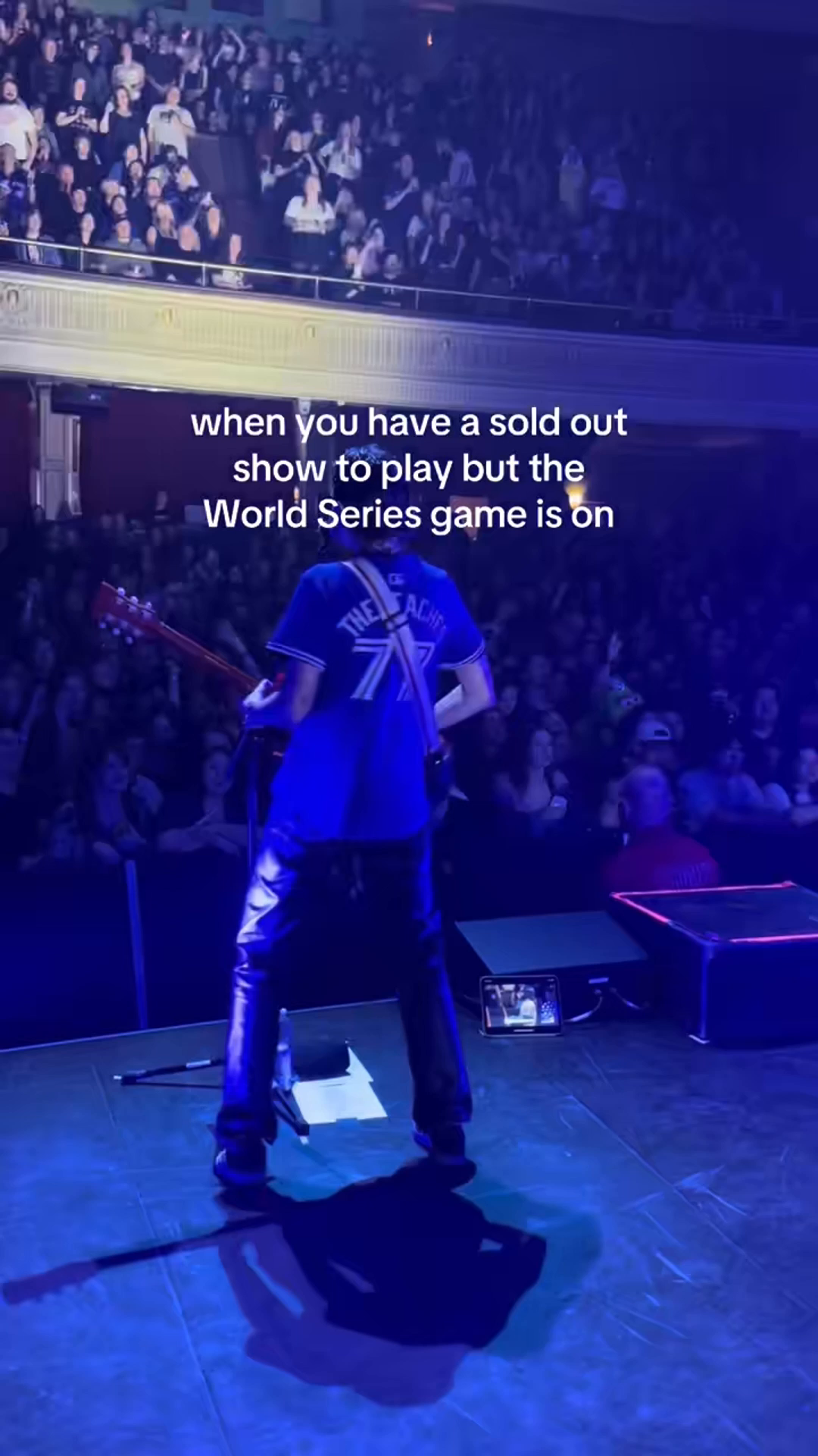 Cuando hiciste soldout en tu show, pero no te puedes perder la #SerieMundial. 🎸 ⚾️ Vía thebeachesband/TT #TheBeaches #MLB #Bluejays #Dodgers