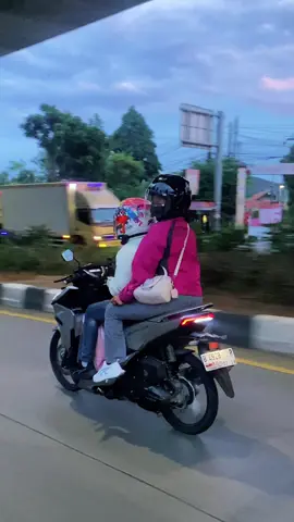 Roda berputar, angin membelah wajah, dua empat nyawa dua kuda besi ini melaju tanpa perlu kata-kata. Honda Bikers Day memanggil, dan kami menjawabnya dengan perjalanan, meski jauh, tetap utuh, tanpa rapuh.#hondabikersday #hondabikersday2025 