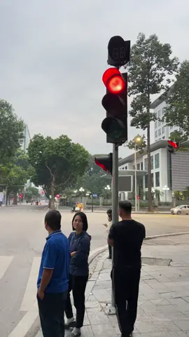 Lỗi đèn trần phú ngay ngã ba hùng vương .làm cho giao thông ùn tắc dài 