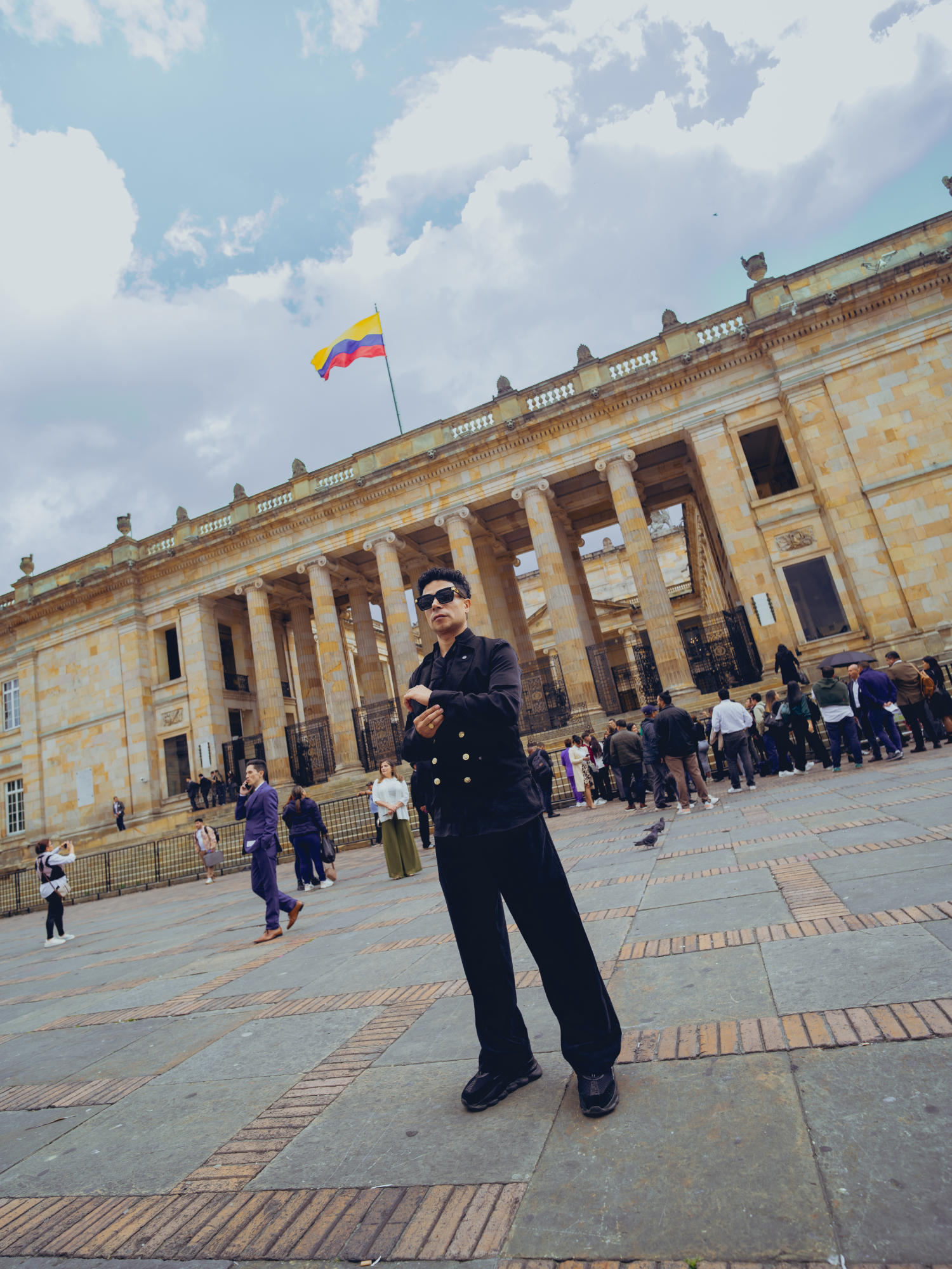 Estuvimos por las calles de Bogotá con mi hermano El Mafia, interpretando para nuestra gente. La pasamos sabroso cantando un pedacito de nuestro tema “Yo te vi”, agradecidos por cada sonrisa y por todo el cariño que nos dieron en el camino. ¡La música se vive cerquita de ustedes! @tigercalderon @cancionesdeibiocalderon @veelmusicoficial @codiscos.oficial #YoTeVi #DanielCalderónYLosGigantes #Vallenato #EnLaCalle #Bogotá #Colombia #MusicSession #EnVivo #ParaTi #Foryou #fy #Recomendados #Viral #ViralMusic #Tendencia #FYP #MusicaColombiana #GigantesDelVallenato #SomosVallenato #StreetMusic #BuenMomento