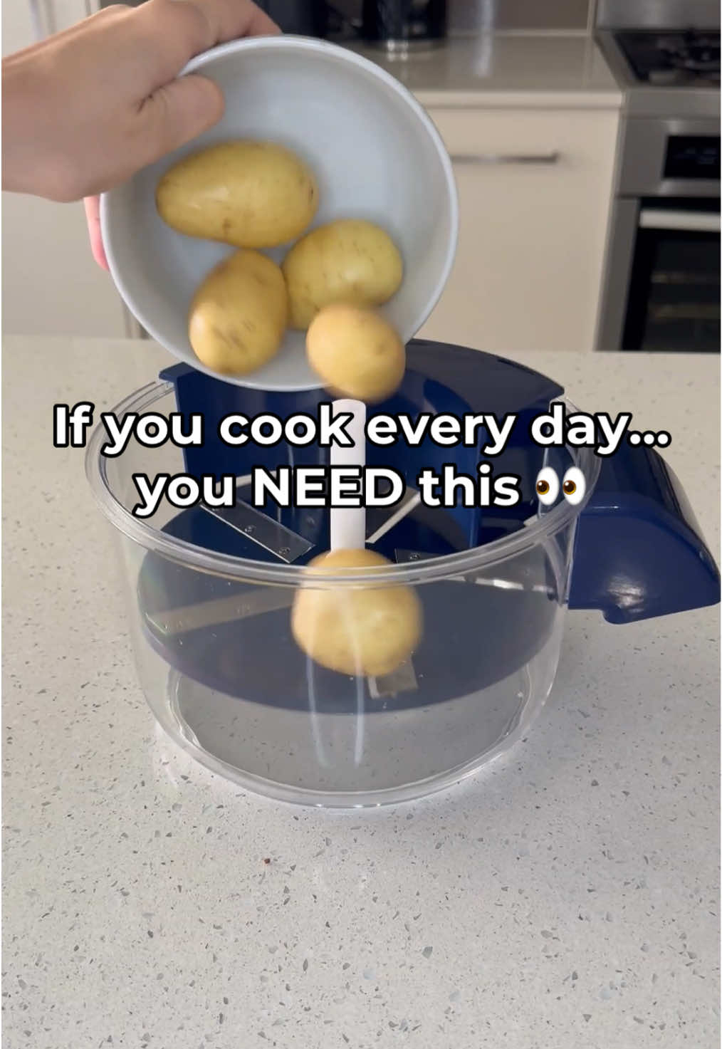 Wait for the end… it literally peels EVERYTHING 🍇🍏🥔👇 #KitchenHacks #kitchengadgets #foodhacks #fyp #viralvideo