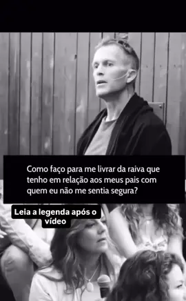 Sinto que esse é um dos ciclos mais cruéis que alguém pode viver: carregar rejeição demais, raiva demais e culpa demais por não conseguir se libertar disso. Você tenta. Você evolui 70% por dia. Evita falar sobre o assunto. Emana algo bom. Procura um propósito. Entende os porquês. E, mesmo assim, a dor não para. E é aí que o desespero nasce: porque todo mundo fala que autoconhecimento resolve. Mas quando você entende tudo e ainda dói igual… esse entendimento vira um peso quase insuportável. Você tenta compreender o outro lado, tenta ser madura, tenta fazer tudo “certo”. Só que, no fim, você volta pra você esgotada. Com raiva de sentir o que sente. Com raiva de quem não soube te amar. Com raiva de tentar justificar isso. Com raiva de tentar se livrar disso. E com raiva porque essa raiva te adoece. E aí vem o vazio. O buraco. Os excessos. A compensação. A sensação de estar lutando pra sobreviver a algo que ninguém vê. E talvez… talvez você ache que já tentou tudo. Mas tem uma coisa que ninguém te contou: você não tava aceitando de verdade. Tava tentando transformar a dor em algo bonito sem antes aceitar a rejeição, a falta, o vazio. Você tava fazendo, fazendo, fazendo… mas sem encarar o básico. Foi por isso que eu criei um lugar de acolhimento dentro de um desafio de 21 dias. Um processo simples, direto, profundo. Pra romper esse padrão vicioso pela raiz. No Desafio do Mapa da Vida, você vai entender de um jeito que você nunca viveu  o que é aceitação de verdade. Vai encontrar seu ego e fazer as pazes com ele. E, finalmente, vai libertar esse excesso que te prende. 21 dias. 3 semanas. 1 tema por semana. Poucos minutos por dia. Tudo chegando no seu WhatsApp. Guia claro. Vivências na medida. Passo a passo pra você entender como chegou aqui e como vai sair. É simples. É direto. E resolve o básico que você não conseguiu resolver sozinha. Essa frustração não é seu destino. Ela é só o ponto onde você decide que essa versão morre pra você nascer de verdade sem as amarras do passado. O link tá na bio. (do insT) Me manda a palavra: DESAFIO.