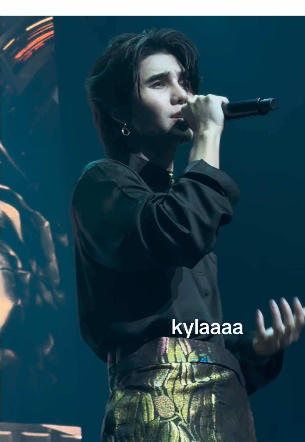 Ghost with baju melayu is chef kiss~~  #jeffsaturredgianttour #jeffsaturinkl  #jeffsaturredgiantkualalumpur #jeffsaturredgiantconcert #jeffsatur 