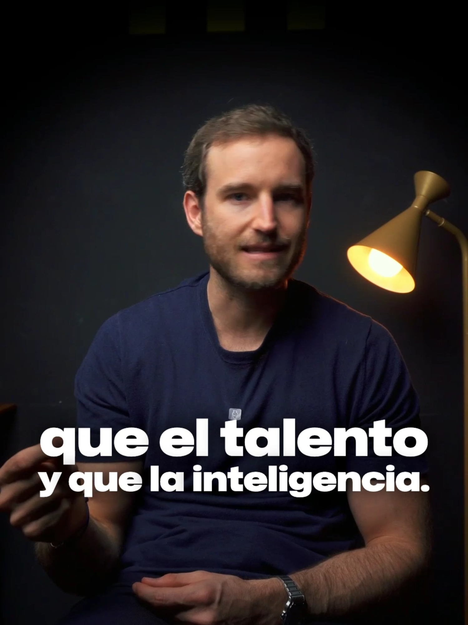 La ciencia muestra que creer en ti mismo es uno de los mayores predictores de éxito. 🔥 Y suena simple… pero no lo es. No es repetir afirmaciones en el espejo. No es “pensar bonito”. Es convicción interna, esa que te sostiene cuando todo afuera se tambalea. 💥 Creer en ti es una decisión diaria: cuando nadie te valida, cuando no ves resultados, cuando el camino se siente pesado. Ahí es donde se construye el verdadero músculo mental. 🧠⚡️ La gente piensa que el éxito llega por suerte, contactos o talento. No. Llega cuando tú te conviertes en la persona que se atreve a apostar por sí misma sin pedir permiso. Ese es el verdadero hack. 🚀 Porque si tú no crees en ti, ¿por qué alguien más lo haría? La confianza es contagiosa. La duda también. Elige bien qué quieres que el mundo reciba de ti. ✨ #marianoporter #mentalidad #exito #crecimientopersonal #motivacion #psicologia #autoconfianza #superacion #emprender #disciplina #crecermindset