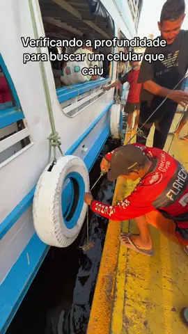 Operação para buscar um celular que caiu no rio #praia #rio #flutuante 