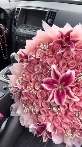 Just a rainy day in California 🌸 #lily #roses #flowers #florist #sandiego 