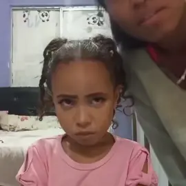 criança chorando fazendo a ponte de abracadabra #gaga #ladygaga #abracadabra #criança #meme @ladygaga 