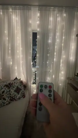 Transforme seu ambiente com essa cortina LED 3x3m super brilhante! 💡✨ Com controle remoto, vários modos de iluminação e energia USB, ela deixa qualquer espaço mais aconchegante e elegante — perfeita para fotos, quartos e decoração festiva! #TiktokShop1111BR #TikTokShopBlackFridayBR #Decoracao #LuzLED #Natal 