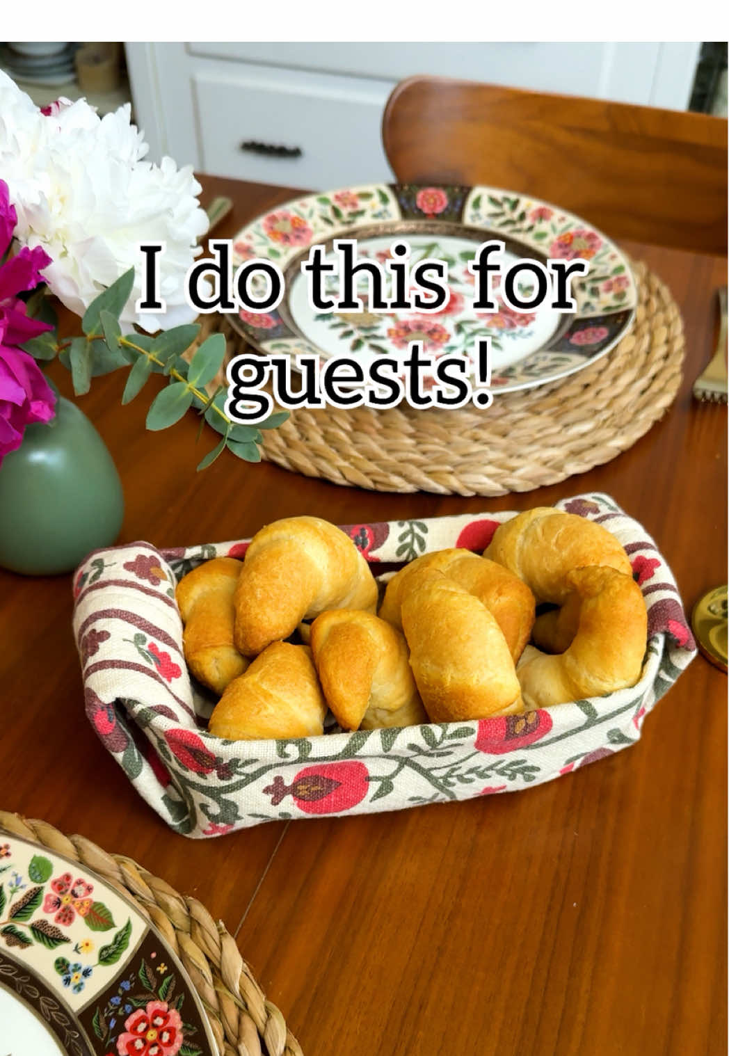 Perfect For Thanksgiving! 🥐 How to make a bread basket out of a tea towel! #hosting #Thanksgiving #bread 