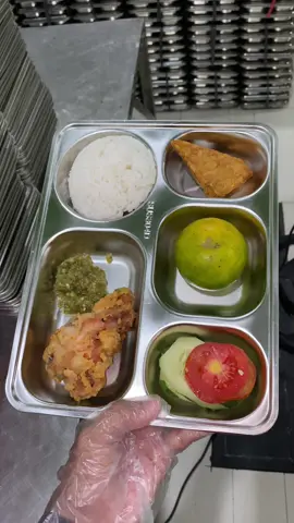 Menu MBG hari ini tanggal 16 November di SPPG AL ANWAR “ Nasi Ayam Geprek  sambel ijo , Lalapan Timun Tomat, Tempe Goreng , Jeruk “ 🍱  Selamat menikmati menu hari ini adik adik  semua  #mbg #sppg #makanbergizigratis #bgn #fyp 
