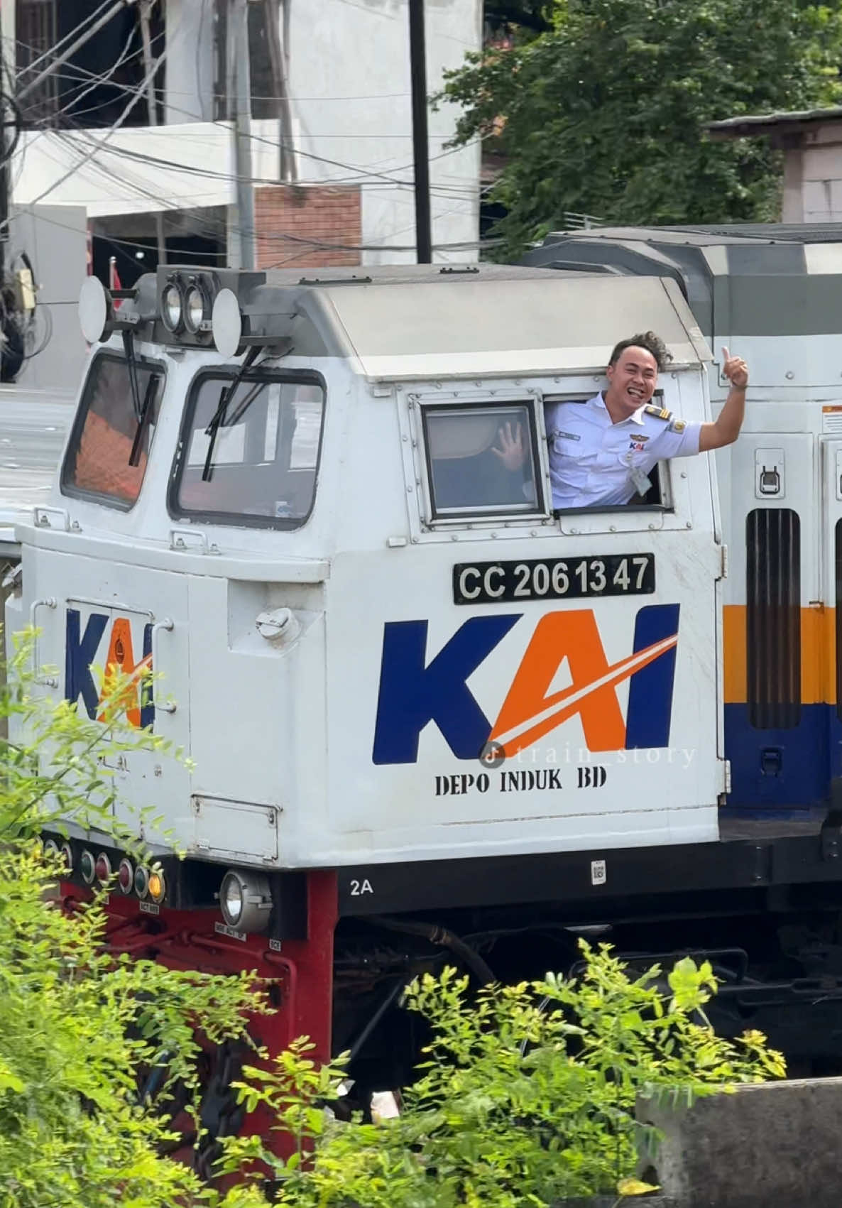 Selamat hari minggu.  Kumpulan masinis ramah 🫶🏻🤩 Terimakasih masinis sudah menyapa kami.  @Masinis Racing Team 🤫🔥😎 @Syaiful Achmad @N I C @Irsandi_ncek  Mungkin ada yang ga ke tag karena belum kenal. Buat para masinis selalu sehat dan selalu menjalankan tugas dengan lancar dan terus di berikan keselamatan dan perlindungan Allah SWT. Aminnnnn #keretaapiindonesia #railfansindonesia #masinis #lokomotif #fyppppppppppppppppppppppp 