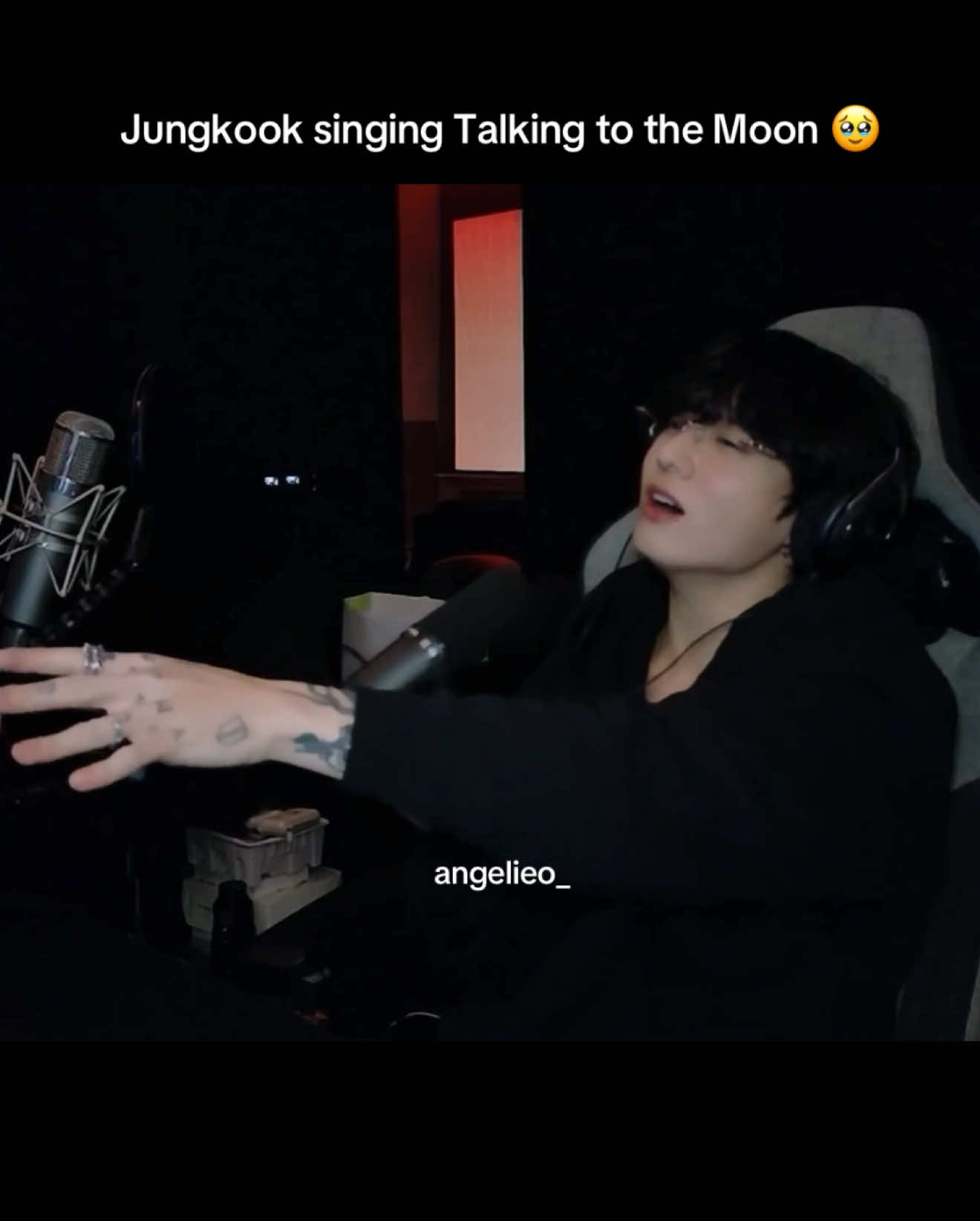 Jungkook singing Talking to the Moon during his weverse live 🥹🫶🏻 BrunoxJK when?! #jungkook #fyppppppppppppppppppppppp #jjk #jungkooklive #jungkookcover 