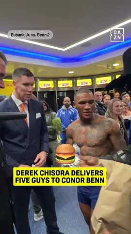 Of course, Derek Chisora comes through with the burgers for Benn & Hearn 🔥 #conorbenn #derekchisora #eddiehearn 