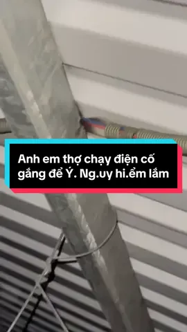 Anh em thợ chạy điện cố gắng để Ý. Ng.uy hi.ểm lắm