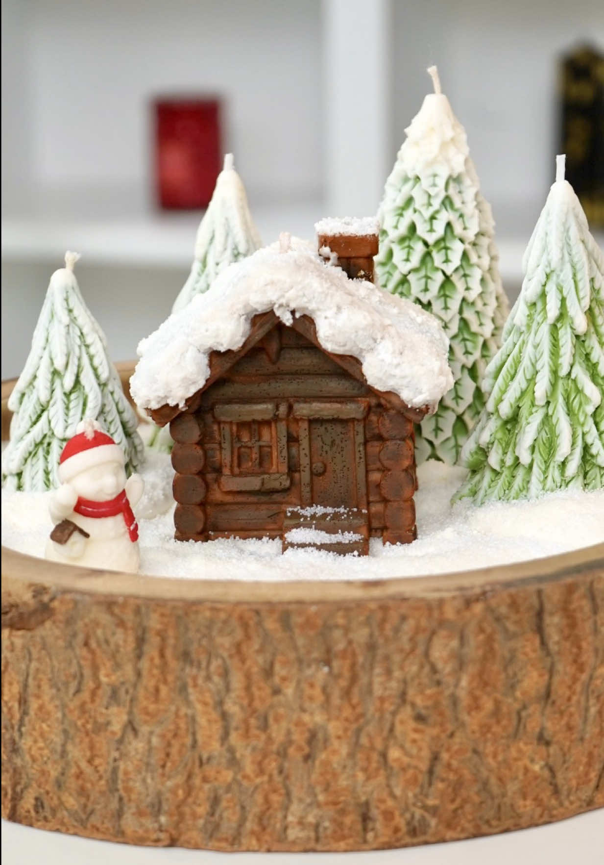 ✨ 30 dias, 30 velas — Especial de Natal | Dia 27 ✨ Hoje eu mergulhei de vez no espírito natalino e criei uma pequena vila feita quase inteiramente de cera, árvores, neve e até o bonequinho! ❄️🏠✨ A cabaninha e o boneco nasceram de um modelo 3D, viraram molde e depois ganharam vida com muita pintura à mão. Uma vela que parece cena de filme… e que me encheu de orgulho. 🥹 Se você quiser ver tudinho, cada detalhe, cada neve espalhada, cada árvore posicionada, o passo a passo completo está no reels de hoje. Tá lindo demais! 🎄 . . . #30Dias30Velas #velaaromatica #velaaromática #velas #velasdecorativas              