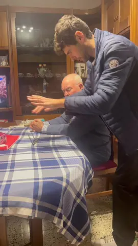 Puntúa la reacción de mi abuelo!!! 😂 Creo que sin las gafas no ha visto el truco 😂😂 . . . #magia #trucdemagia #trucosdemagia #magic #magictrick