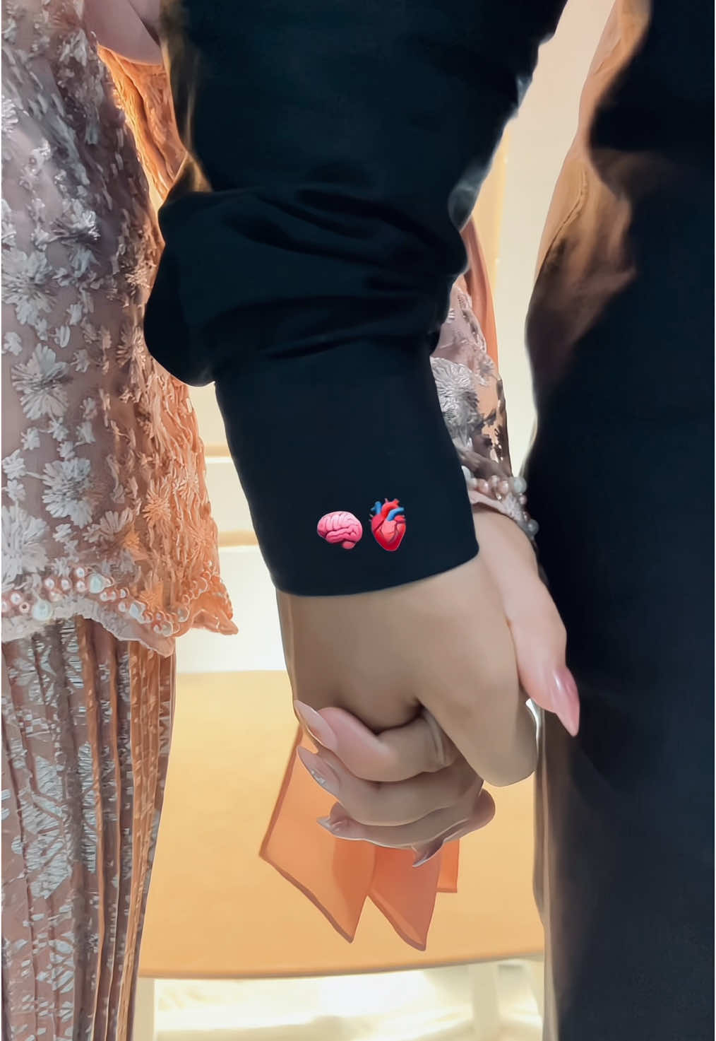 genggemen tangan iki biw🫶🏻 #couple #fyp #genggamtanganku #janZIZelamanyabarengRIVA 