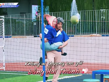 2ae dễ thương:)) nhìn như ba chở con gái dô trường bị mấy bạn ăn hiếp v á:)))))) #tranthanh #ninhduonglanngoc #RunningManVietnamSeason3 #chayngaydi #xh 