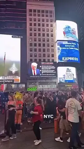 ¡TRUMP QUEDÓ AL DESCUBIERTO EN NUEVA YORK! LA PANTALLA QUE HUMILLA A TRUMP: NUEVA YORK EXPONE SUS ESCÁNDALOS, MENTIRAS Y DELITOS Una gigantesca pantalla en Times Square está dejando en ridículo al presidente de Estados Unidos, Donald Trump, mostrando uno por uno los delitos, escándalos, fraudes y acusaciones que arrastra desde hace años. Mientras él juega a hacerse el “salvador de la patria”, la propia ciudad que dice representar lo exhibe como un político rodeado de corrupción, engaños financieros y tramas oscuras. El imperio vive de señalar a otros gobiernos, pero resulta que el propio líder de Washington aparece investigado por más irregularidades que cualquier mandatario en la región. Y aun así, pretende venir a dar lecciones de moral, democracia y derechos humanos a Venezuela y a América Latina… ¡la hipocresía gringa en su máximo esplendor! Nueva York no puso esa pantalla por casualidad. Es un mensaje claro: Trump es parte del problema estructural de un país que se cae a pedazos entre violencia, desigualdad y crisis interna, pero prefiere culpar a los demás antes de enfrentar su propio desastre moral. ¿Crees que Trump terminará respondiendo por todos estos escándalos o el sistema lo protegerá, como siempre? SIGUE A @Noticiero911ve – SIN CENSURA, SIN MIEDO HASHTAGS ##EEUU     #LIVEIncentiveProgram #ZeroToHero #PaidPartnership 